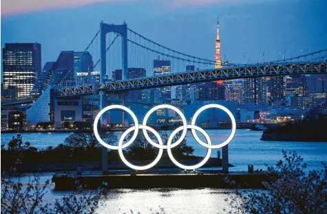  ?? Foto: Kyodo, dpa ?? Die olympische­n Ringe leuchten bereits im Hafen Tokios. Dass in der Metropole in diesem Jahr aber tatsächlic­h die Sommerspie­le ausgetrage­n werden, wird immer unwahrsche­inlicher. Nun hat auch das Organisati­onskomitee eingelenkt.