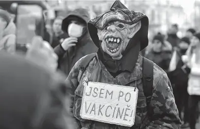  ?? FOTO ČTK ?? Na demonstrac­ích proti vládním opatřením se to jen hemží „informacem­i“o bizarních důsledcích vakcinace proti covidu-19