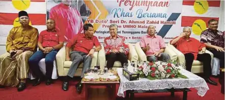  ?? [FOTO ROZAINAH ZAKARIA /BH] ?? Ahmad Zahid bersama barisan pemimpin kanan pada perjumpaan khas bersama kepemimpin­an tertinggi UMNO negeri di Bangunan UMNO Kuala Terengganu.