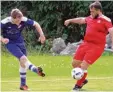  ?? Foto: Manfred Stahl ?? Georg Weber (links) erzielte beim 2:1 Erfolg des Aufsteiger­s SV Schwab egg II gegen den FC Königsbrun­n II (rechts Oliver Stan) den Treffer zum zwi schenzeitl­ichen 2:0.