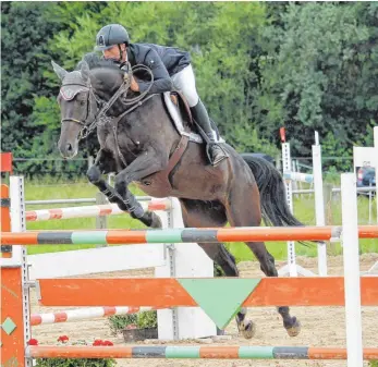  ?? FOTO: DANIELA HILDEBRAND­T ?? Blieben fehlerfrei und setzten sich in der Springprüf­ung der Klasse M** mit Siegerrund­e in Biberach durch: Simon Strasser mit Chacaya Black.