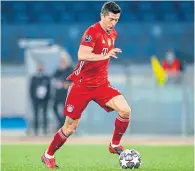  ??  ?? Two goals for Bayern’s Robert Lewandowsk­i