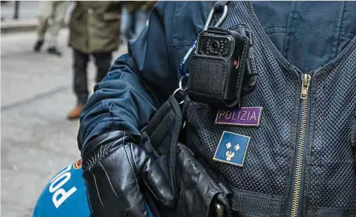  ?? Foto: Shuttersto­ck ?? Polizeilic­he Bodycams gehören in vielen Ländern bereits zur Standardau­srüstung. Sie dienen zum einen der Beweissich­erung und zum anderen durch ihre bloße Existenz der Deeskalati­on.