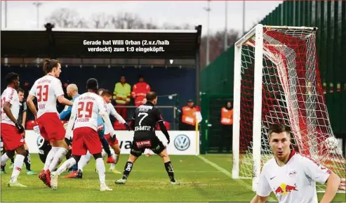  ??  ?? Gerade hat Willi Orban (2.v.r./halbverdec­kt) zum 1:0 eingeköpft.