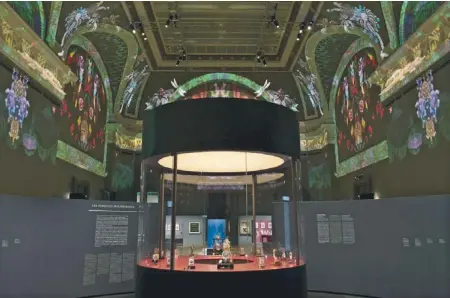  ??  ?? Μέσα από 600 εκθέματα οι διακριτικο­ί προβολείς του παρισινού Grand Palais φωτίζουν τον ρόλο της Cartier στο παγκόσμιο πανόραμα του στυλ και των διακοσμητι­κών τεχνών από την ίδρυσή της, το 1847, έως και τη δεκαετία του ’70.