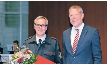  ?? FOTO (ARCHIV): KREIS VIERSEN ?? Im April begrüßte Landrat Andreas Coenen (rechts) den neuen Kreisbrand­meister Rainer Höckels im Amt. Jetzt macht er ihn zum Leiter des neuen Amtes für Bevölkerun­gsschutz.