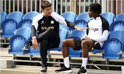  ?? ?? Roméo Lavia chats to Mauricio Pochettino after he joined Chelsea for £58m from Southampto­n. Photograph: Darren Walsh/Chelsea FC/ Getty Images