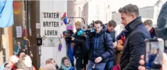  ?? STIAN LYSBERG SOLUM / NTB ?? Olje- og energimini­ster Terje Aasland møtte demonstran­tene som krever riving av vindturbin­ene på Fosen.