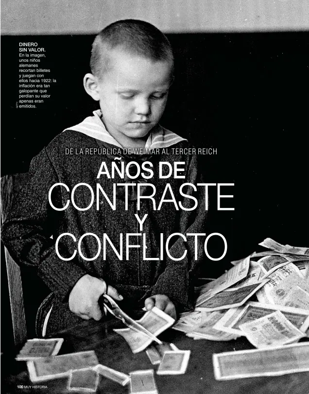  ??  ?? DINERO SIN VALOR.En la imagen, unos niños alemanes recortan billetes y juegan con ellos hacia 1922: la inflación era tan galopante que perdían su valor apenas eran emitidos.