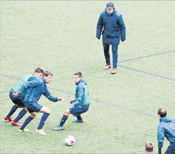  ?? FOTO: A.L. ?? Aitor Zulaika observa a Gorostidi, Kako Sanz y Capilla durante el primer entrenamie­nto que dirige al Sanse, ayer en Zubieta