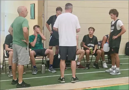  ?? KEV HUNTER — MEDIANEWS GROUP ?? Methacton coach Pat Lockard (center) talks to his team after its win over Hatboro-Horsham in the Dock Summer League Wednesday night.