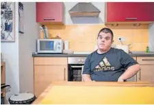  ?? ?? In der Betreuten-Wohngruppe des Wohnheims sitzt Freddy K. am Küchentisc­h seines Apartments mit zwei Zimmern. Freddy K. spielt gerne Bonga.