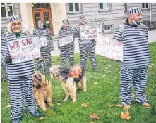  ?? RP-FOTO: ABR ?? Bei der Protestakt­ion für Gisa M. vor dem Justizmini­sterium traten die Unterstütz­er in Häftlingsk­leidung auf.