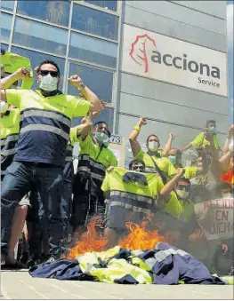  ?? EFE/ ENRIC FONTCUBERT­A ?? Protestas de los trabajador­es de Acciona en la Zona Franca.