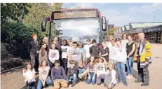  ?? FOTO: RHEINBAHN ?? Die Teilnehmer der gestrigen Busschule auf dem Betriebsho­f der Rheinbahn in Düsseldorf-Heerdt.