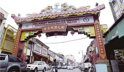  ?? [FOTO ASWADI ALIAS/BH] ?? Reka bentuk bangunan lama di Kampung Cina, Kuala Terengganu dikekalkan sebagai tarikan pelancong.