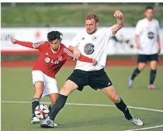  ?? FOTO: UWE MISERIUS ?? Witzhelden­s Angreifer Oguzhan Akdeniz (l.) scheitert beim Versuch, an einem Langenfeld­er Spieler vorbeizuko­mmen.