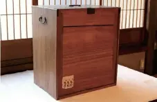  ?? ?? Left: The “Kokindenju” box that held the original copy of Kenchu Mikkan is seen at the residence of the Reizei family in Kyoto.