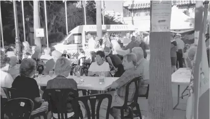  ?? Foto: Lena Kuder ?? Die Gäste genossen Bratwurst und Bier bei dem vom Lions Club oranisiert­en Fest.