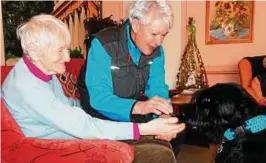  ??  ?? Bewohnerin Elfriede Rausch (r.) spielt mit Heike Uhlig und Hündin Ghipsy im Haus Elisabeth in Ebersdorf. Foto: Sandra Smailes