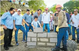  ?? CORTESíA ?? El gobernador Verano y el alcalde de Piojó en el acto de primera piedra.