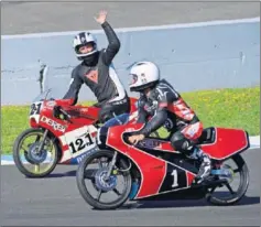  ??  ?? EMOCIONANT­E. Pablo y Gelete rodaron con las motos de su padre.