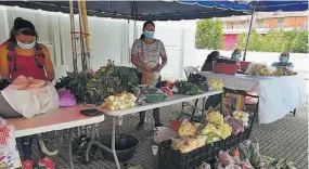  ??  ?? Alternativ­a. Cada miércoles en el atrio de la parroquia Nuestra Señora de la Asunción, de Ahuachapán, se congregan vendedores de verduras y platos típicos.