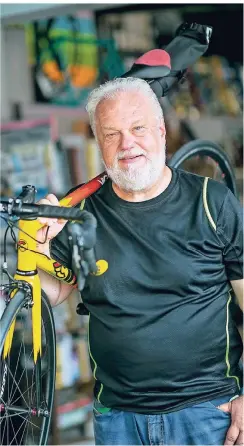  ?? RP-FOTO: ANNE ORTHEN ?? Dietmar Wolf liebt sein Fahrrad. Sogar beim Race am Rhein hat er teilgenomm­en. Letzter ist er nicht geworden.