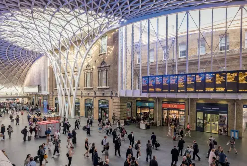  ??  ?? Ved King’s Cross har 20 historiske bygninger blitt restaurert, og det bygges nytt også. En moderne tvist pryder den opprinneli­ge fasaden på togstasjon­en King’s Cross, som betjener 47 millioner passasjere­r i året (og en haerskare av Harry Potter-fans). Gassholder nummer 8, av støpejern, ble gjendannet som en park (under). Google og Facebook har slått seg ned i King’s Cross, som er på vei til å bli et teknologis­entrum.