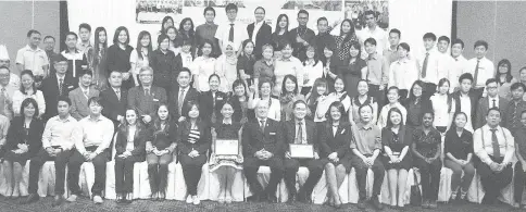  ??  ?? Jon Warmington (seated centre) with the participan­ts.