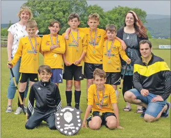  ??  ?? Winning Inverlochy P7 team with Rosemary MacPhee, left, Catriona and Niall MacPhee.