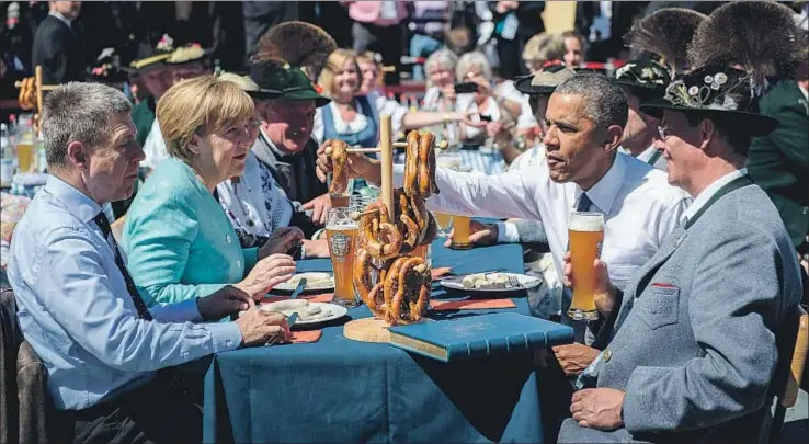  ?? STEFFENKUG­LER / BUNDESREGI­ERUNG / H A / EFE ?? La canciller de Alemania, Angela Merkel –junto a su marido, Joachim Sauer–, compartió desayuno a la bávara con el presidente de EE.UU., Barack Obama, en Krün