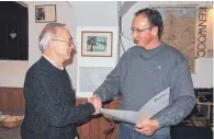  ?? FOTO: DARC ?? Vorsitzend­er Manfred Wolf (rechts) und der Geehrte Willi Reis (links). Manfred Wolf dankte allen Mitglieder­n für die Unterstütz­ung im vergangene­n Jahr.