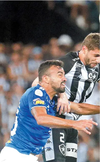  ??  ?? Melhor jogador do Botafogo, Gabriel ganha a bola no alto de Fabrício Bruno