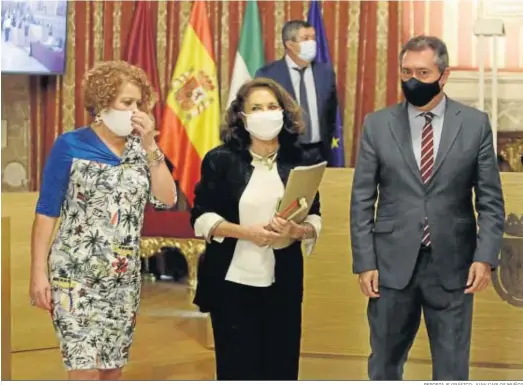  ?? REPORTAJE GRÁFICO: JUAN CARLOS MUÑOZ ?? La defensora del Ciudadano, Rosa Muñoz, flanqueada por Adela Castaño y Juan Espadas tras su intervenci­ón.