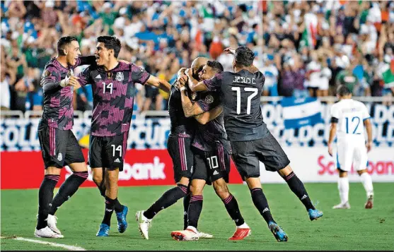  ?? IMAGO7 ?? Los jugadores de México celebran el gol de Rodríguez.