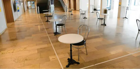  ?? Foto: Silvio Wyszengrad ?? Im Forum des Stetten-Instituts stehen Tische und Stühle für Schüler bereit, damit diese dort ihre Pause verbringen können – mit ausreichen­d Abstand und in einem abmarkiert­en Raum.