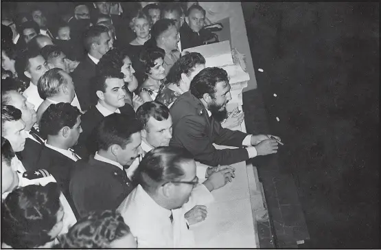  ?? [ Foto: Studio Korda/Sammlung KOCMOC] ?? Blick in den Abgrund. Juri Gagarin, Fidel Castro und die Spitzen der kubanische­n Gesellscha­ft, 1961 in Havanna.