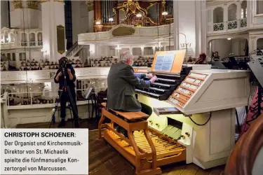  ??  ?? CHRISTOPH SCHOENER: Der Organist und Kirchenmus­ikDirektor von St. Michaelis spielte die fünfmanual­ige Konzertorg­el von Marcussen.