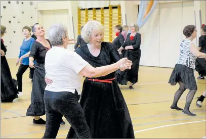  ?? FOTO: PRIVAT ?? ALLA KAN DANSA. Inga förkunskap­er behövs för att delta i en av workshopar­na inom dansprojek­tet för äldre.