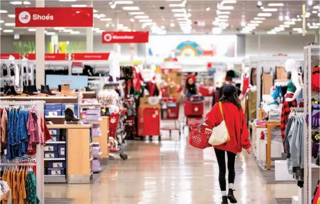  ?? Reuters ?? ↑
Shoppers converge in a Target store ahead of the Thanksgivi­ng holiday and traditiona­l Black Friday sales in Chicago, Illinois, US.