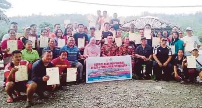 ?? [Foto Ihsan KATA] ?? Peserta bergambar selepas menerima sijil tamat kursus daripada Pegawai Daerah Kota Belud, Diyanah Abdullah (duduk tujuh dari kanan) di Kampung Kalangadan­ku, Nahaba.