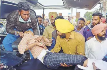  ?? SAMEER SEHGAL/HT ?? One of the injured Lovepreet Singh, 13, being shifted to a hospital in Amritsar on Saturday; (right) the mangled remains of the moped of the balloon seller on which he carried the gas cylinder.