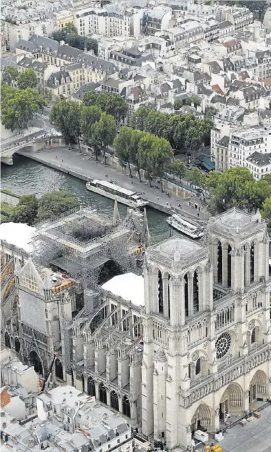  ?? REUTERS / PHILIPPE WOJAZER ?? La catedral de Notre Dame, después del incendio que quemó parte de su cubierta.