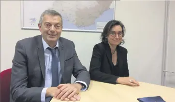  ?? (Photo C.R.) ?? L’inspecteur d’académie du Var, Olivier Millangue, et la secrétaire générale de l’inspection académique, Alma Lopes, expliquent pourquoi de nombreuses familles sont en attente, parfois depuis plusieurs mois, de la nomination des auxiliaire­s de vie...