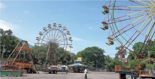  ??  ?? Se instalan. El pasado fin de semana comenzó el montaje del campo de la feria municipal, que estará ubicado en el centro de gobierno local y en la plaza de Toros. La feria será inaugurada el martes 6 de noviembre y tendrá juegos mecánicos y ventas.