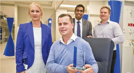  ?? Photo:
Nev Madsen ?? RECOGNITIO­N: Celebratin­g the award are (from left) St Vincent’s Private Hospital Toowoomba CEO Kathryn McKeefry, Hutchinson Builders project team leader Shaun Spry, Dr Nisal Gange and St Vincent’s Private Hospital Toowoomba director of clinical...