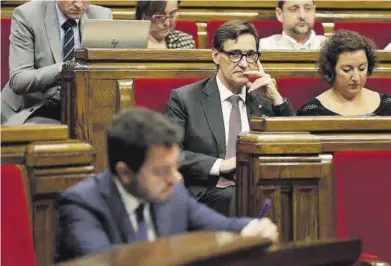  ?? Ferran Nadeu ?? Salvador Illa observa el president Pere Aragonès, al Parlament, divendres.