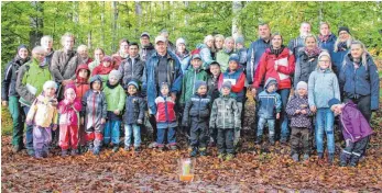  ?? SZ-FOTO: EILEEN KIRCHEIS ?? Rund 40 Kinder, Eltern und Erzieherin­nen sind mit Alexander Rothenbach­er im Wald bei Lauterach spazieren gegangen.