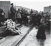  ?? FOTO: SVEN SIMON ?? Bundeskanz­ler Willy Brandt kniet am 7. Dezember 1970 nach der Kranzniede­rlegung am Ehrenmal für die Toten des Warschauer Ghettos nieder.